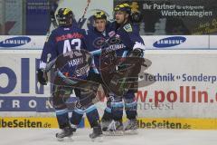 DEL - ERC Ingolstadt - Adler Mannheim - Thomas Greilinger trifft zum Sieg 4:2 ins leere Tor nach Alleingang - Luciano Aquino und Derek Hahn Jubeln