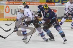 DEL - ERC Ingolstadt - Adler Mannheim - Tyler Bouck rechts im Zweikampf