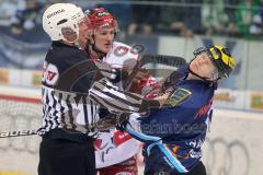 DEL - ERC Ingolstadt - Kölner Haie - Kölns Ankert box Christoph Gawlik vor dem Schiedsrichter