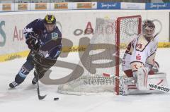 DEL - ERC Ingolstadt - Hannover Scorpions - Luciano Aquino ufährt das Tor. Dimitri Pätzold im Tor