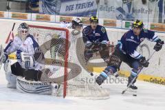 DEL - ERC Ingolstadt - Straubing Tigers - Joe Motzko umfährt mit Kris Sparre das Tor
