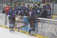DEL - ERC Ingolstadt - Nürnberg Ice Tigers - Spielerbank, alle verfolgen das Spiel