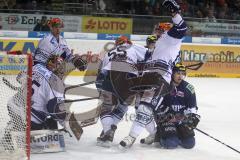 DEL - ERC Ingolstadt - Iserlohn Roosters - rechts Christoph Gawlik zielt aufs Tor, Jared Ross will den Puck durchlassen