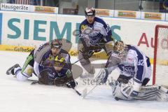 DEL - ERC Ingolstadt - Straubing Tigers - Derek Hahn wird vor dem Tor von den Beinen geholt. Torwart Jan Guryca blockt den Puck