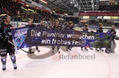 DEL - ERC Ingolstadt - Krefeld Pinguine - Die Ganz Mannschaft wird von den Fans gefeiert. Weihnachtsgruß der Panther