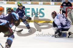 DEL - ERC Ingolstadt - Iserlohn Roosters - Derek Hahn schießt aufs Tor