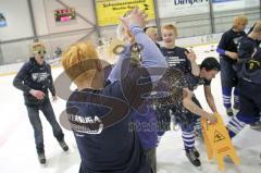 Jugend - ERC Ingolstadt - ERV Schweinfurt - Aufstieg Bayernliga - Jubel. Das ganze Team mit blonden Haaren. Bierdusche