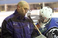 Jugend - ERC Ingolstadt - ERV Schweinfurt - Aufstieg Bayernliga - Trainer ERC Thomas Gayerhoß mit Torwart Phillip Hähl