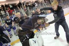 Jugend - ERC Ingolstadt - ERV Schweinfurt - Aufstieg Bayernliga - Jubel Bierdusche für den Goalie