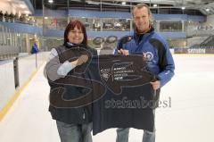 Jugend - ERC Ingolstadt - ERV Schweinfurt - Aufstieg Bayernliga - Fan-Beauftragte Petra Vogl bekommt das Aufstiegs T-Shirt übereicht