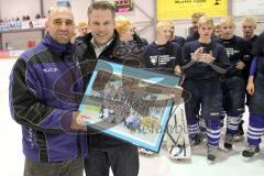 Jugend - ERC Ingolstadt - ERV Schweinfurt - Aufstieg Bayernliga - Jubel. Das ganze Team mit blonden Haaren. Vorne Trainer Thomas Gayerhoß bekommt von Präsident Christian Lösel ein Bild überreicht