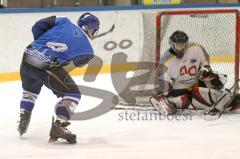 Jugend - ERC Ingolstadt - ERV Schweinfurt - Aufstieg Bayernliga - Kevin Maraun fährt ums Tor und trifft den Goalie