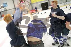 Jugend - ERC Ingolstadt - ERV Schweinfurt - Aufstieg Bayernliga - Jubel. Das ganze Team mit blonden Haaren. Bierdusche für Trainer Thomas Gayerhoß