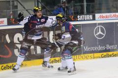 DEL - ERC Ingolstadt - DEG Metro Stars - Playoff 3 - Verlängerung Thomas Greilinger links am Tor, schiebt den Puck rein. Jubel Tor mit Derek Hahn