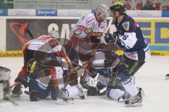 DEL - ERC Ingolstadt - DEG Düsseldorf Metro Stars . Playoff - Viertelfinale - Tumult am Düsseldorfer Tor, rechts Petr Fical und Stephan Retzer