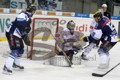 DEL - ERC Ingolstadt - DEG Metro Stars Düsseldorf - Playoff - Luciano Aquino und Tyler Bouck verfehlen das Tor. Goepfert hält