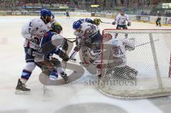 DEL - ERC Ingolstadt - Adler Mannheim - Playoff - 3.Halbfinale-Christoph Gawlik blockt seinen Gegenspieler ab