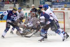 DEL - ERC Ingolstadt - Adler Mannheim - Playoff - 3.Halbfinale - Luciano Aquino und rechts Jeff Likens am Tor verfehlen den Puck