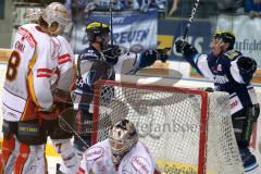 DEL - ERC Ingolstadt - DEG Metro Stars Düsseldorf - Playoff - Der Ausgleich durch Thomas Greilinger 2:2, jubelt mit Luciano Aquino