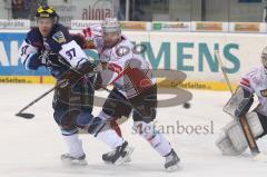 DEL - ERC Ingolstadt - DEG Düsseldorf Metro Stars . Playoff - Viertelfinale - Rick Girard im Zweikampf