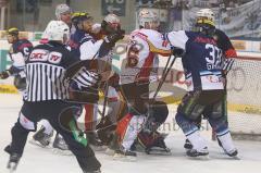 DEL - ERC Ingolstadt - DEG Metro Stars - Playoff 3 - Tumult vor dem Düsseldorfer Tor, Rick Girard und Derek Hahn mittendrin