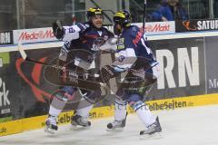 DEL - ERC Ingolstadt - DEG Metro Stars - Playoff 3 - Verlängerung Thomas Greilinger links am Tor, schiebt den Puck rein. Jubel Tor mit Derek Hahn