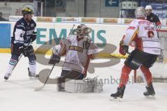 DEL - ERC Ingolstadt - DEG Düsseldorf Metro Stars . Playoff - Viertelfinale - 1:0 durch Jared Ross, Derek Hanh rechts und Torwart Bobby Goepfert sieht dem Puck nach