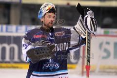 DEL - ERC Ingolstadt - Adler Mannheim - Playoff - 3.Halbfinale - Torwart Ian Gordon bedankt sich bei den Fans Shutout