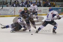 DEL - ERC Ingolstadt - Adler Mannheim - Playoff - 1.Halbfinale - Ausverkaufte Saturn Arena-Jared Ross lässt zwei Gegenspieler aussteigen