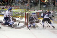 DEL - ERC Ingolstadt - Adler Mannheim - Playoff - 3.Halbfinale - Thomas Greilinger mit dem versuch einen Bauerntrick zu machen