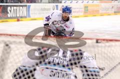 DEL - ERC Ingolstadt - Adler Mannheim - Playoff - 1.Halbfinale - Ex Panther Yannick Seidenberg erzielt das dritte Tor an Markus Janka