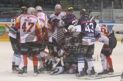 DEL - ERC Ingolstadt - DEG Düsseldorf Metro Stars . Playoff - Viertelfinale - Schlägerei am Düsseldorfer Tor