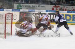 DEL - ERC Ingolstadt - DEG Düsseldorf Metro Stars . Playoff - Viertelfinale - rechts Christoph Gawlik schießt vorbei