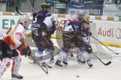 DEL - ERC Ingolstadt - DEG Düsseldorf Metro Stars . Playoff - Viertelfinale - Gedränge vor dem Tor Jeff Likens und Timmy Petersson