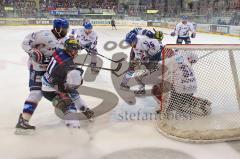 DEL - ERC Ingolstadt - Adler Mannheim - Playoff - 3.Halbfinale-Christoph Gawlik blockt seinen Gegenspieler ab