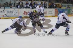 DEL - ERC Ingolstadt - Adler Mannheim - Playoff - 1.Halbfinale - Ausverkaufte Saturn Arena-Jared Ross lässt zwei Gegenspieler aussteigen