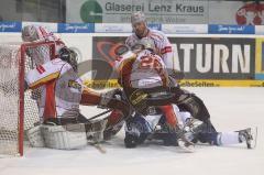 DEL - ERC Ingolstadt - DEG Düsseldorf Metro Stars . Playoff - Viertelfinale - Tumult am Düsseldorfer Tor, rechts Petr Fical