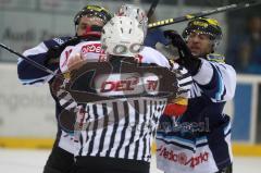 DEL - ERC Ingolstadt - DEG Düsseldorf Metro Stars . Playoff - Viertelfinale - Schlägerei Prestin Ryan und links Thomas Greilinger