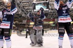 DEL - ERC Ingolstadt - DEG Metro Stars Düsseldorf - Playoff - Sieg, Einzug ins Halbfinale Jubel mit den Fans Markus Janka