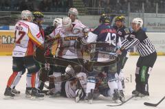 DEL - ERC Ingolstadt - DEG Düsseldorf Metro Stars . Playoff - Viertelfinale - Schlägerei am Düsseldorfer Tor