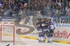 DEL - ERC Ingolstadt - DEG Düsseldorf Metro Stars . Playoff - Viertelfinale - Joe Motzko mit dem Siegtreffer 5:3 ins leere Tor. Die Fans Jubeln. Jared Ross und Jeremy Reich