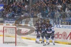 DEL - ERC Ingolstadt - DEG Düsseldorf Metro Stars . Playoff - Viertelfinale - Joe Motzko mit dem Siegtreffer 5:3 ins leere Tor. Die Fans Jubeln. Jared Ross und Jeremy Reich