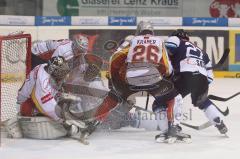 DEL - ERC Ingolstadt - DEG Düsseldorf Metro Stars . Playoff - Viertelfinale - Tumult am Düsseldorfer Tor, rechts Petr Fical