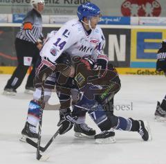 Testspiel - ERC Ingolstadt - Adler Mannheim 2:3 - Rick Girard im Zweikampf