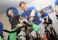 DEL - ERC Ingolstadt - Training vor den PlayOffs - Jakub Ficenec im Fitnesraum