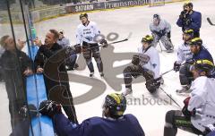 DEL - ERC Ingolstadt - Training vor den PlayOffs - Rich Chernomaz an der Tafel vor der Mannschaft