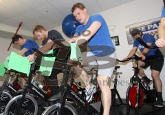 DEL - ERC Ingolstadt - Training vor den PlayOffs - Jakub Ficenec im Fitnesraum