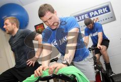 DEL - ERC Ingolstadt - Training vor den PlayOffs - Jakub Ficenec im Fitnesraum