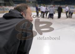 DEL - ERC Ingolstadt - Training vor den PlayOffs - Jim Boni schaut von der Bande aus zu