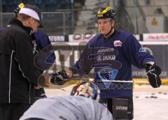 DEL - ERC Ingolstadt - Training vor den PlayOffs - Jakub Ficenec wieder im Training. Torwarttraining mit Torwart-Trainer Danny Huni aus Zurich